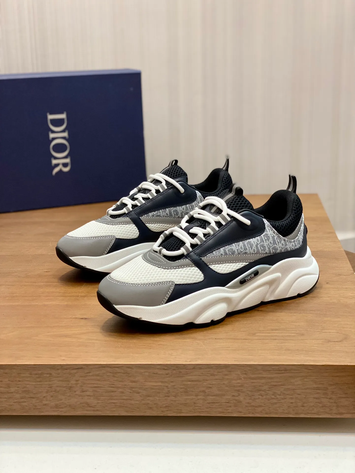 Factory price: 500💰 Dior B22 men's jogging fashion sneakers. This item draws inspiration from retro jogging shoes. It adopts a thick low-top design, with an upper made of leather and mesh fabric, and a black and white engraved rubber sole. The side is decorated with an embossed "Di~r" logo. Code number: 38-45 (38, 45, 46 can be customized)